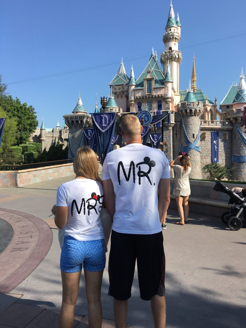 Cute Mickey Minnie Mouse Kissing Mr Mrs married with mickey white tshirts